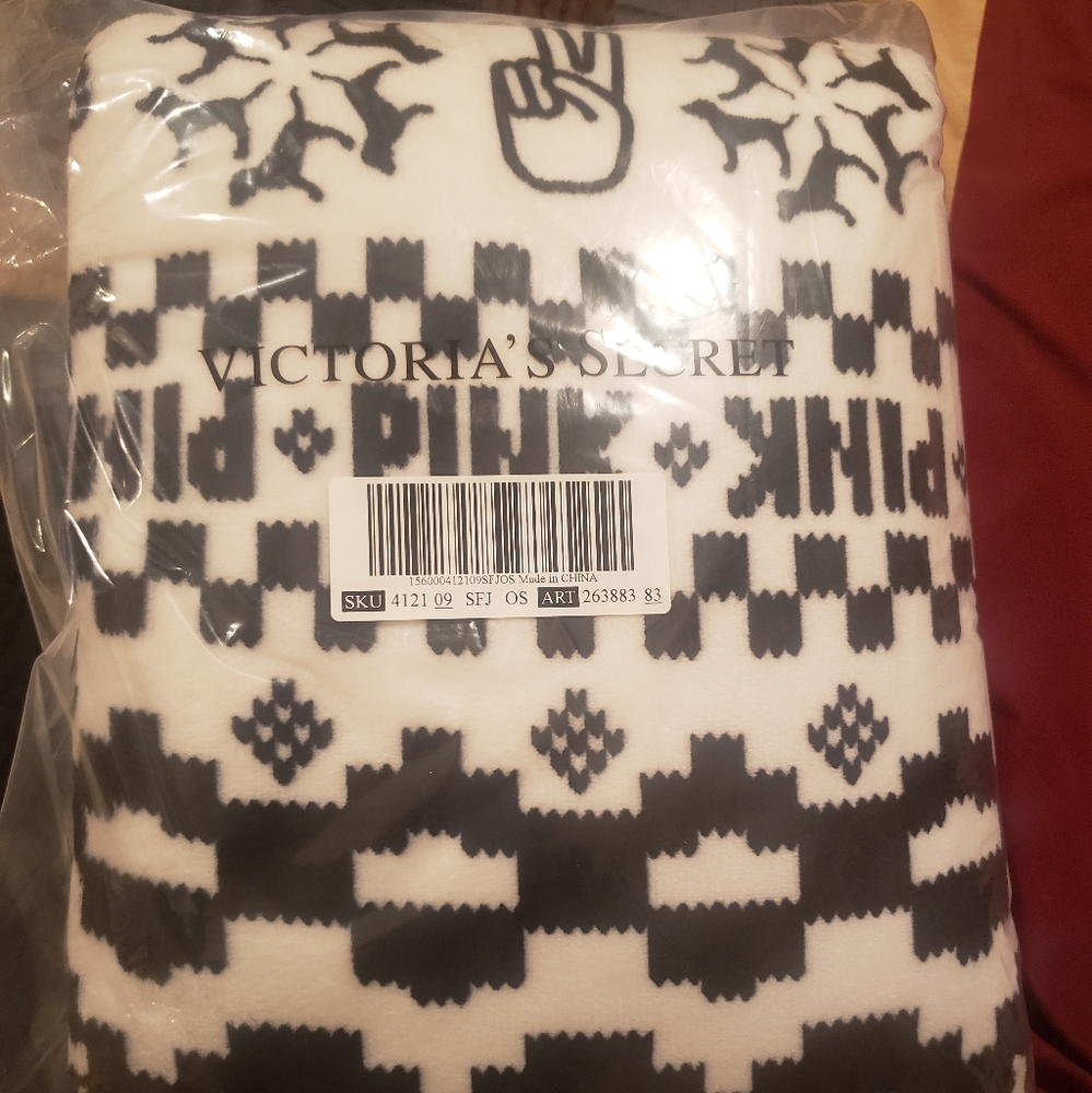 Brand new Victoria's secret Pink Sherpa blanket.. Black and White